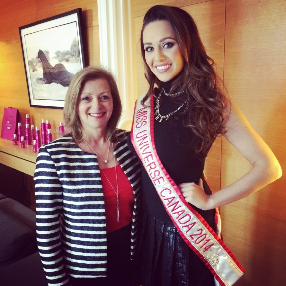 Avec Miss Universe Canada (C'est elle qui est grande :) )