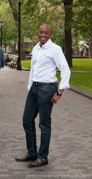 Un autre classique, la chemise blanche et le jeans. J'aime aussi les souliers de ce beau monsieur.