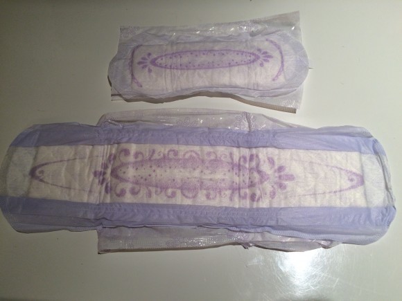 Différence de longueur entre le protège-dessous (régulier) et la serviette (longue)